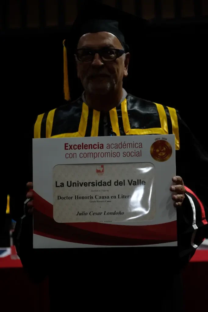 Julio César Londoño, escritor colombiano oriundo de Palmira, Valle del Cauca, recibiendo el Doctorado Honoris Causa en Literatura.