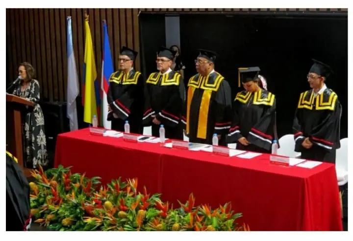 Ceremonia solemne presidida por el rector de la Universidad del Valle, Guillermo Murillo Vargas.