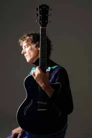 Un “Flaco” y una guitarra Foto: www.divinopresagioperiodismo. blogspot.com