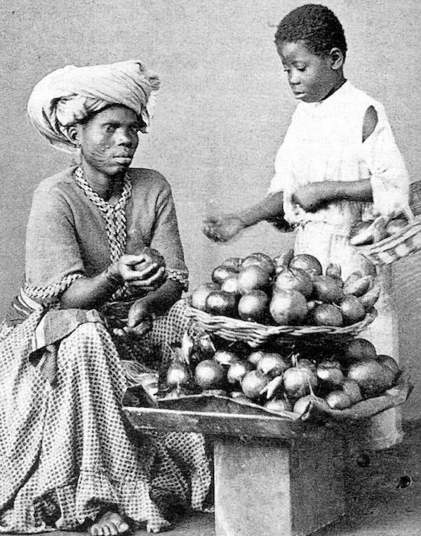 Mujer esclava y su hijo vendiendo sus productos