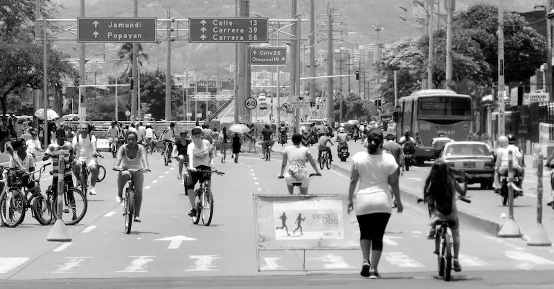 Ciclovida sobre la Autopista Suroriental - Foto: http://www.cali.gov.co/deportes/