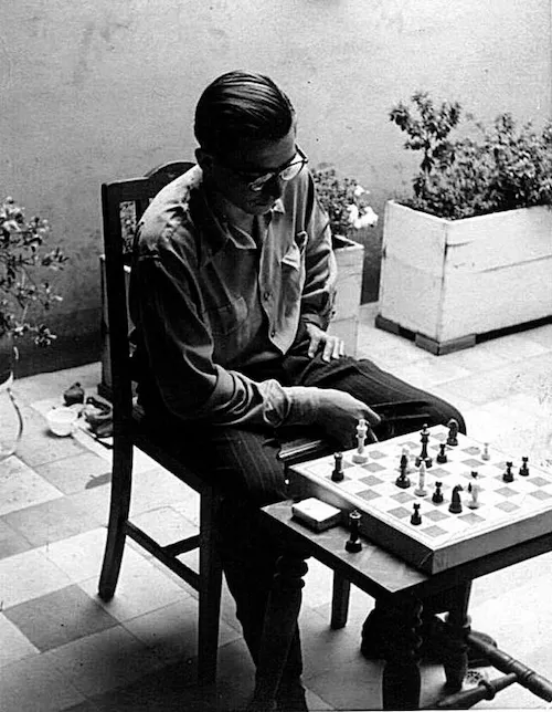 Estanislao Zuleta jugando ajedrez Foto: : www.librerianorma.com