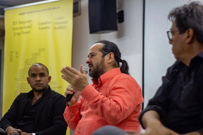 El escritor Óscar Osorio en la presentación de su novela La horrible noche. Univalle, noviembre del 2025. Foto: Centro Virtual Isaacs.