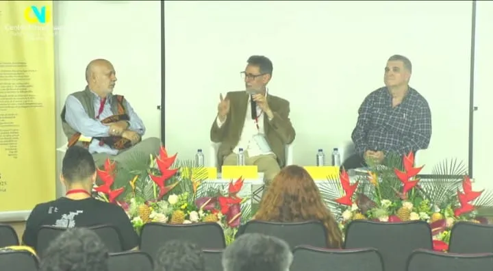 De izquierda a derecha: Darío Henao Restrepo, Pablo Montoya y Álvaro Bautista. Foto: Centro Virtual Isaacs.