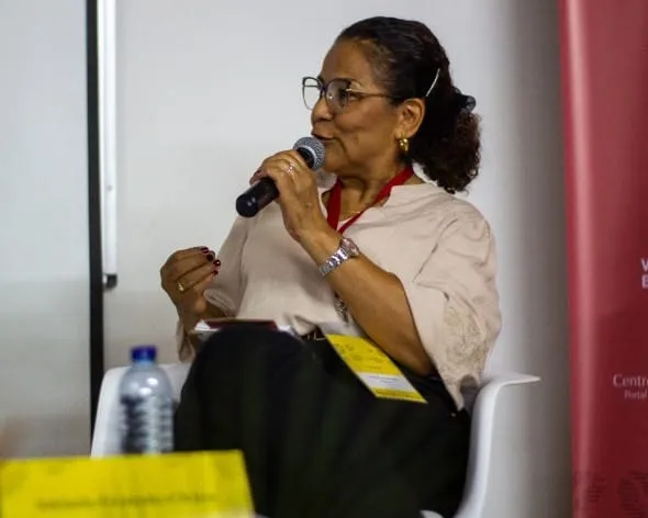 La escritora colombiana Adelaida Fernández en el XV Simposio Internacional Jorge Isaacs Colombia Literaria. Univalle, noviembre del 2025. Foto: Centro Virtual Isaacs.