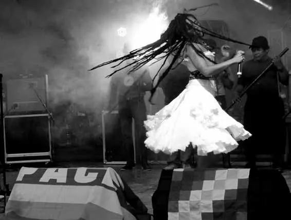 Moyenei Valdés danzando por el Amazonas