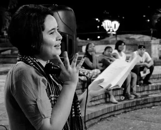 Lectora de Poesía al Viento