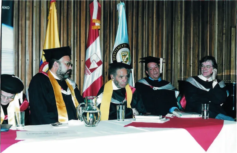 En la ceremonia de entrega doctorado Honoris Causa en Literatura a Manuel Zapata Olivella. Univalle 2004 Fotos: Archivo personal de Darío Henao Restrepo