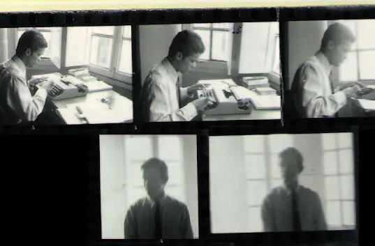 Óscar Collazos, de joven, tecleando en su máquina portátil Foto: Archivo personal Óscar Collazos