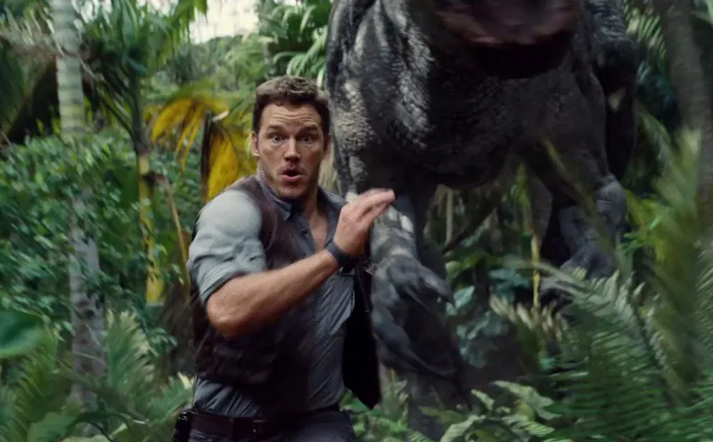 Indominus Rex persigue a Owen Grady (Chris Pratt) – Foto: http://io9.com