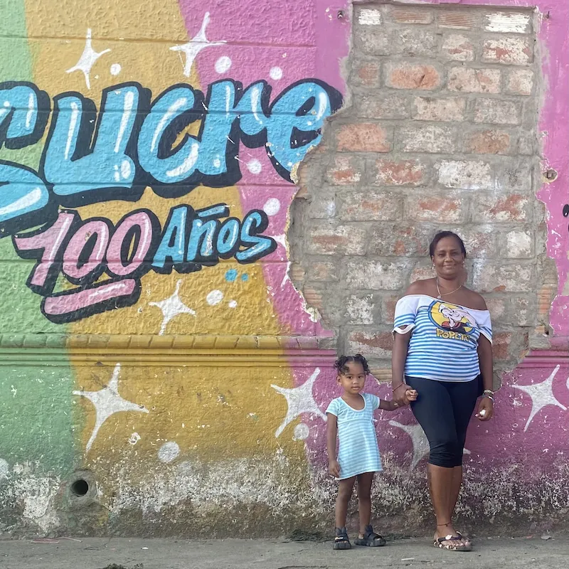 Desde hace un año Zoe, la hija de Jhoanna, asiste a una guardería del Icbf donde da los primeros pasos de su proceso de formación. Aunque Johanna no tiene trabajo, generalmente ocupa sus días estando a cargo del alquiler de cuartos que pudo organizar en su casa. Foto: El cielo al revés.