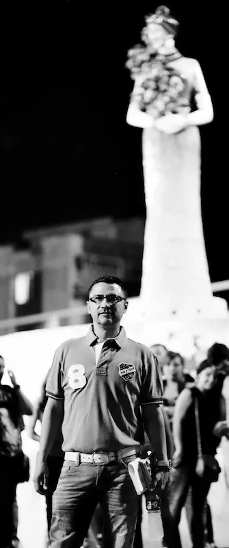 Alexander Zuluaga con Jovita, la reina de Cali - Foto: Renzo Delgado Cortesía Revista El Zarzo