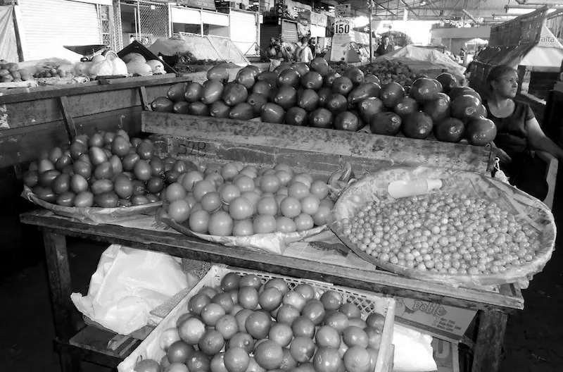 Colorido puesto de frutas y verduras - Foto: Nathalia Muñoz Arias