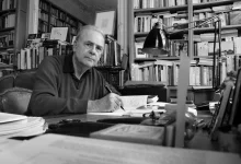 Patrick Modiano en su biblioteca - Foto tomada de: http://likesuccess.com