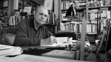 Patrick Modiano en su biblioteca - Foto tomada de: http://likesuccess.com