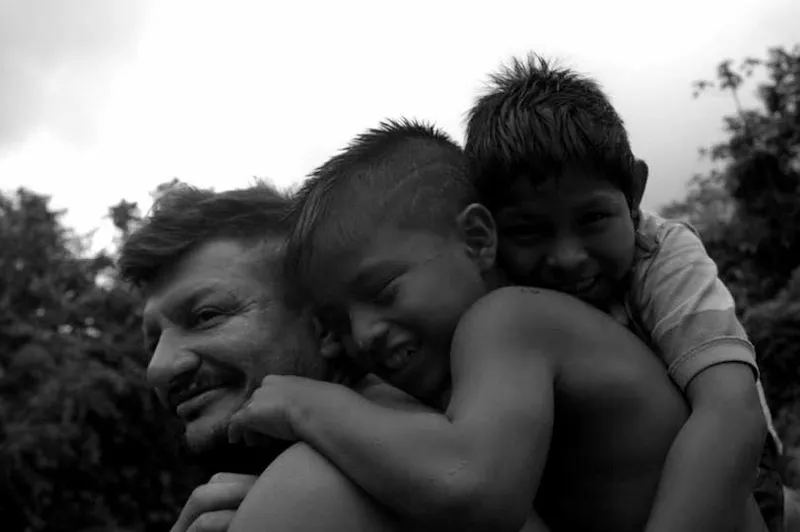 Alberto Velasco con niños de comunidad indígena del Cauca - Foto: http:// pacifista.co