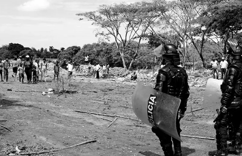 Desalojo por parte del ESMAD de los asentamientos subnormales a lo largo del Jarillón - Foto: http://elpueblo.com.co