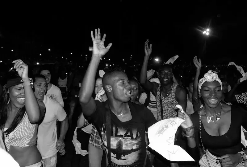Público corrincheando - Foto: Jenny Alzate