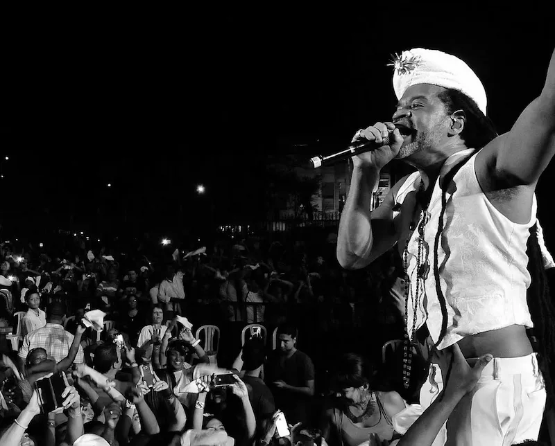 Carlinhos Brown en comunión con su público - Foto: Áymer Álvarez JR