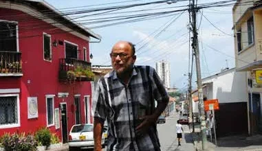 Hernando Guerrero recorriendo las calles del barrio San Antonio - Foto: Anghelo Bernal - Tomada de: http://www.90minutos.co/