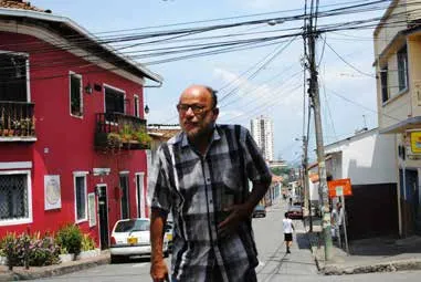 Hernando Guerrero recorriendo las calles del barrio San Antonio - Foto: Anghelo Bernal - Tomada de: http://www.90minutos.co/