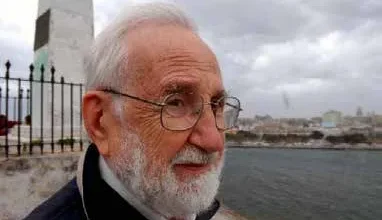 Noé Jitrik en el Obelisco de Buenos Aires (Argentina) Foto: http://www.babelio.com/
