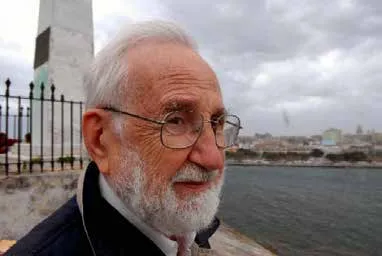 Noé Jitrik en el Obelisco de Buenos Aires (Argentina) Foto: http://www.babelio.com/