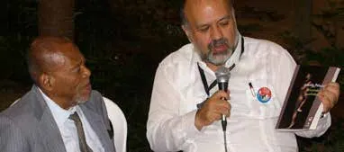 Arnoldo Palacios y Darío Henao presentando Las estrellas son negras Foto: http://tarabitares-y-divaneos.blogspot.com.co/