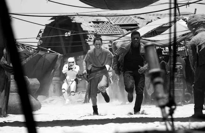 Rey (Daisy Ridley) y Finn (John Boyega) en Star Wars: el despertar de la fuerza - Foto tomada de: http://www.wired.com