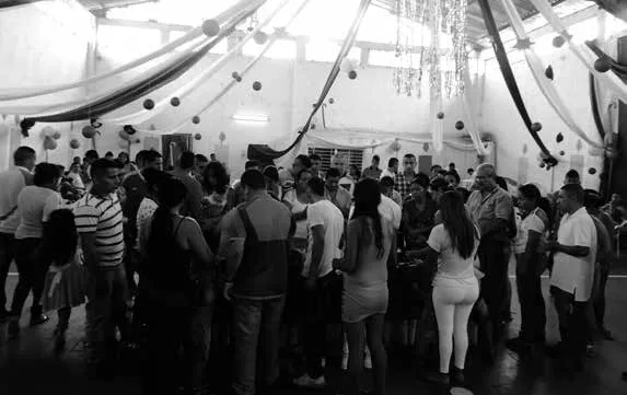 Internos con sus familias en un instante de comunión y oración