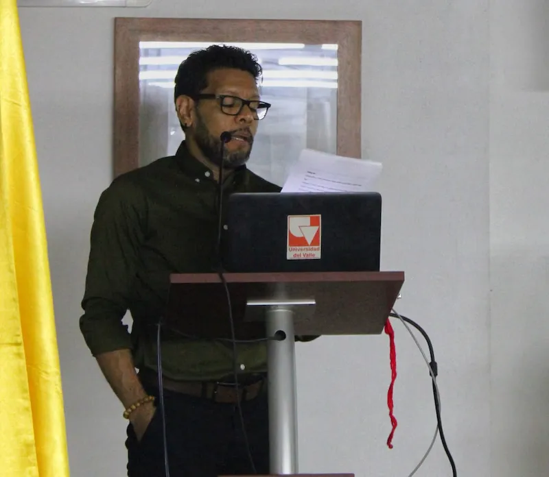 Alexander Amézquita Pizo en el Coloquio Viernes de Letras, Univalle. Foto: Centro Virtual Isaacs.