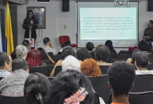 Rosa Jaisully Durán, profesora de la Escuela de Estudios Literarios de Univalle, en el Coloquio Viernes de Letras: las regiones y sus voces. Foto: Centro Virtual Isaacs.