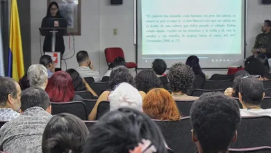 Rosa Jaisully Durán, profesora de la Escuela de Estudios Literarios de Univalle, en el Coloquio Viernes de Letras: las regiones y sus voces. Foto: Centro Virtual Isaacs.