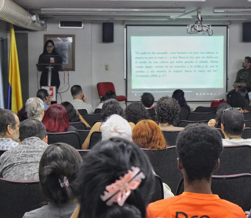 Rosa Jaisully Durán, profesora de la Escuela de Estudios Literarios de Univalle, en el Coloquio Viernes de Letras: las regiones y sus voces. Foto: Centro Virtual Isaacs.
