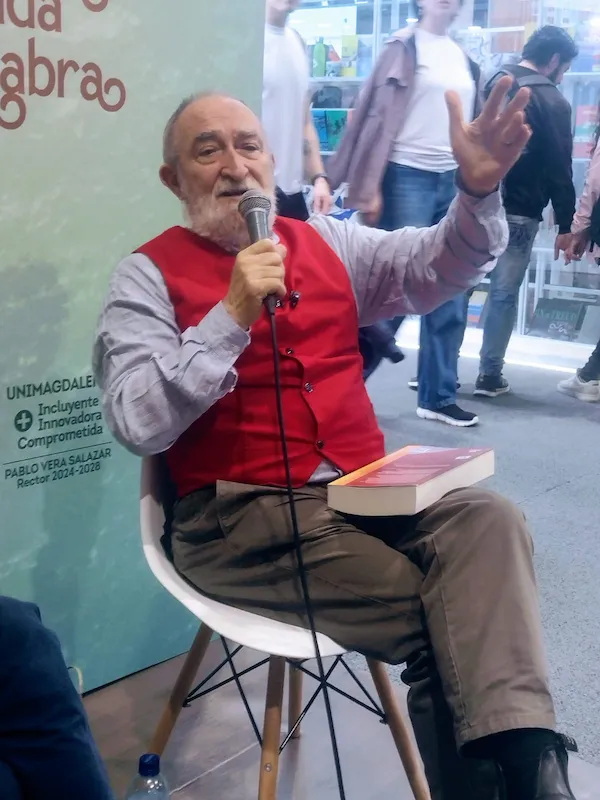 Fabio Rodríguez Amaya, pintor, escritor y profesor universitario colombiano en la Feria Internacional del Libro de Bogotá 2026. Foto: Julio César Pino Agudelo / La Palabra