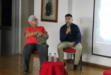 Luis Alfredo Díaz Moreno (derecha) en el Coloquio Viernes de Letras, Univalle. Foto: Centro Virtual Isaacs.