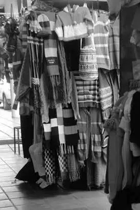 Puesto de venta Quechua en el centro de Cali