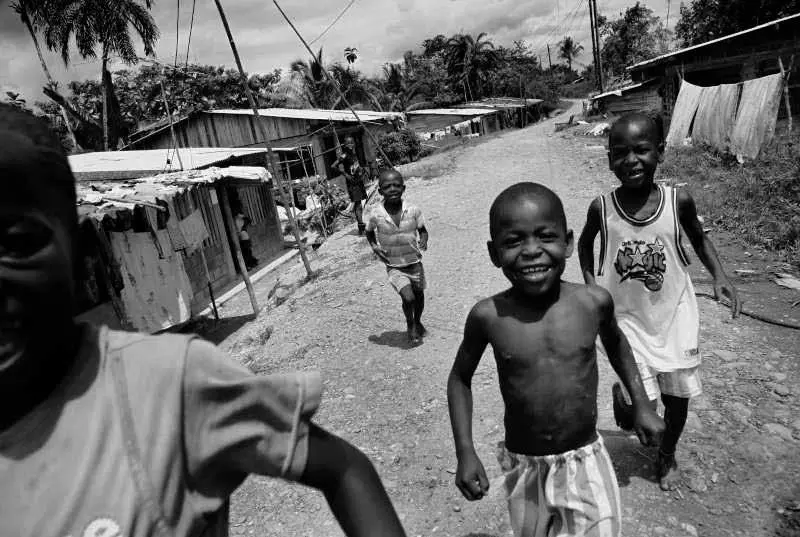 Niños desplazados en las afueras de Buenaventura, Colombia - Foto: http:// www.acnur.org