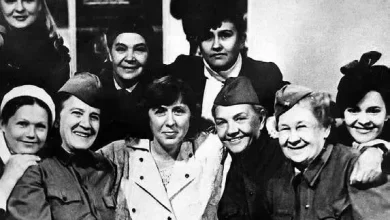 Svetlana Alexiévich junto a un grupo de mujeres combatientes del Ejército Rojo durante la Segunda Guerra Mundial - Foto: https://filboblog.com