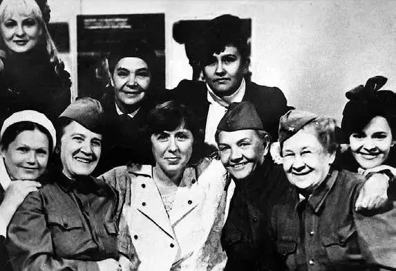 Svetlana Alexiévich junto a un grupo de mujeres combatientes del Ejército Rojo durante la Segunda Guerra Mundial - Foto: https://filboblog.com