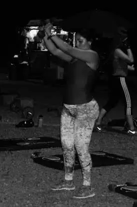 Zona de pesas y abdominales del parque.