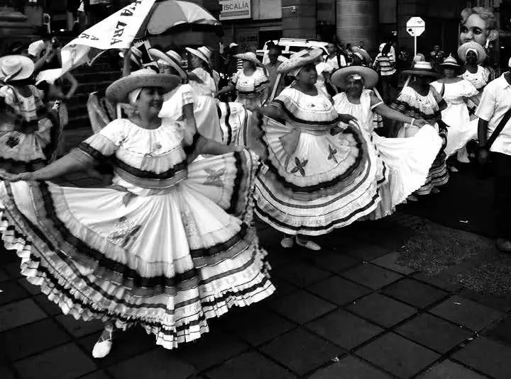 Danza Folclórica Nueva Era de Ciudad Córdoba, en la parada de Zanqueros.