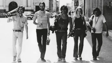 Jaime Acosta, Luis Ospina, Carlos Mayolo, Ute Broll y Eduardo Carvajal en el rodaje de Cali: de película (1973) - Foto: Archivo Luis Ospina.