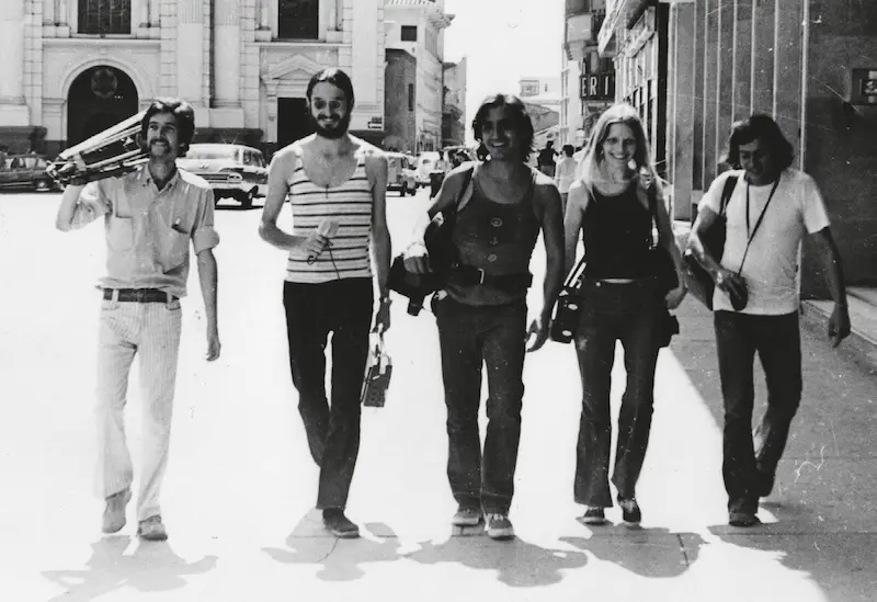 Jaime Acosta, Luis Ospina, Carlos Mayolo, Ute Broll y Eduardo Carvajal en el rodaje de Cali: de película (1973) - Foto: Archivo Luis Ospina.