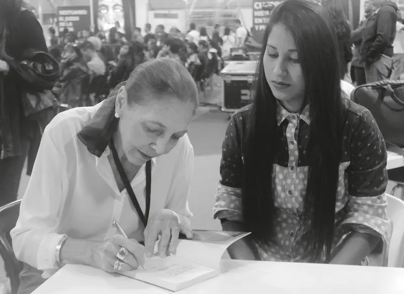 Firma de libros con la autora