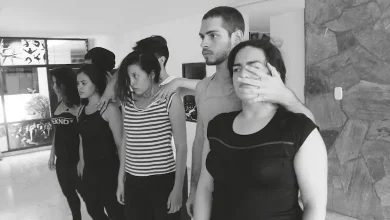 Estudiantes tomando su clase de danza en la sala Jack Nicholson