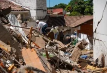 Voluntarios trabajan en la búsqueda de sobrevivientes en el barrio Tequendama en Cali, el 10 de agosto. Foto: Jair F. Coll /El País