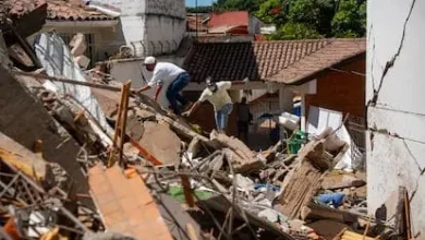 Voluntarios trabajan en la búsqueda de sobrevivientes en el barrio Tequendama en Cali, el 10 de agosto. Foto: Jair F. Coll /El País