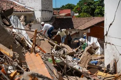 Voluntarios trabajan en la búsqueda de sobrevivientes en el barrio Tequendama en Cali, el 10 de agosto. Foto: Jair F. Coll /El País