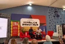 William Vega y Darío Henao Restrepo en la presentación del libro Álvaro Cepeda Samudio, biografía de un genio mamagallista, escrito por Juanita Samper Ospina y Mario Jaramillo. Foto: Miguel Ángel Arcila Pérez.